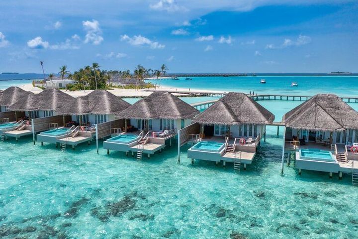 Bora Bora Honeymoon Resorts: Learn About Villa Types, Activities and Travel Planning